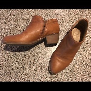 NATURALIZER ankle booties size 7
